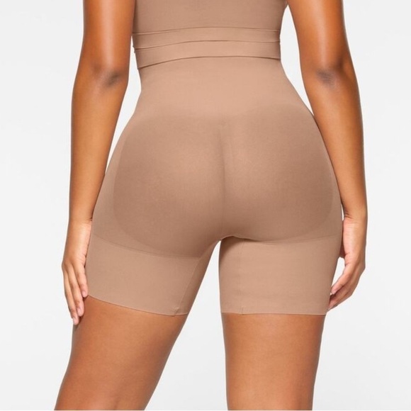 Skims Everyday Sculpt Mid Thigh Short Clay Medium - Picture 2 of 4